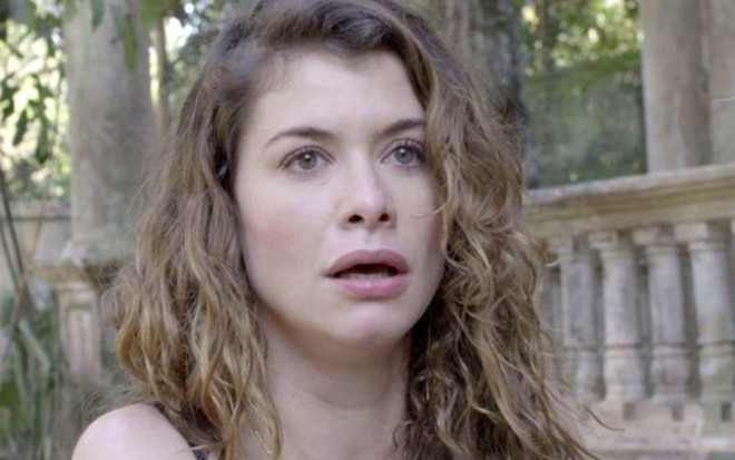 Isabel (Alinne Moraes) não vai entender por que viu corpo no chão ao entrar no imóvel abandonado - Reprodução/TV Globo
