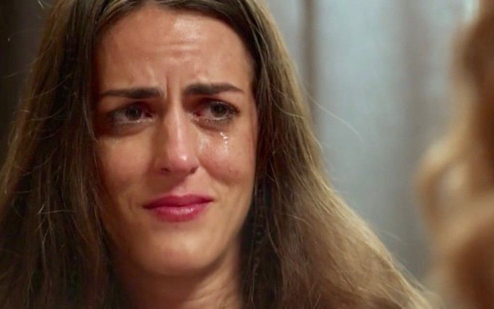 Lenita (Luciana Paes) chora em cena da novela das seis em que admitiu mentir sobre a paternidade da filha - Reprodução/TV Globo