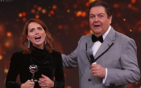 Letícia Colin com Fausto Silva durante a premiação; intérprete de Rosa venceu como atriz coadjuvante - Imagens: Reprodução/TV Globo