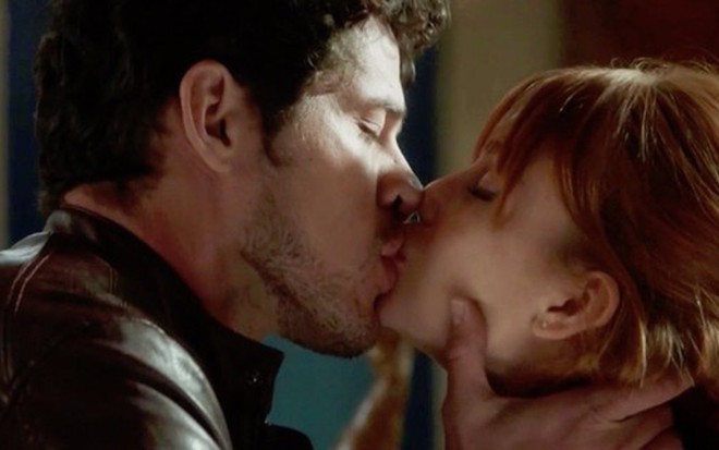 Júnior (José Loreto) e Luz (Marina Ruy Barbosa) em uma sequência da novela das nove da Globo - Reprodução/TV Globo