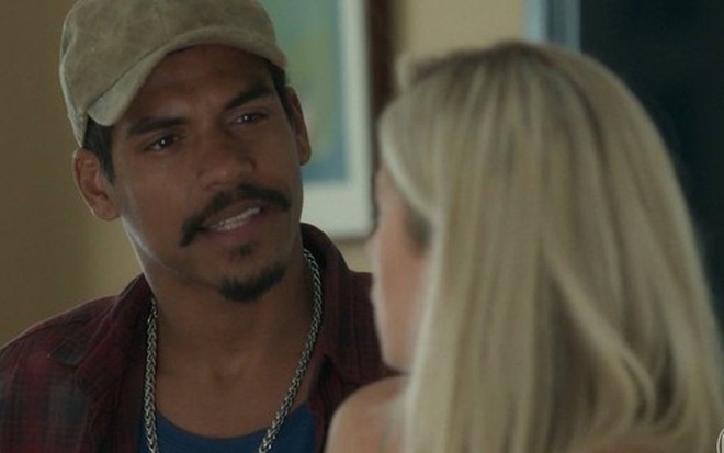 Fabim (Marcello Melo Jr.) em cena com Marilda (Letícia Spiller) na novela das nove da Globo - Reprodução/TV Globo