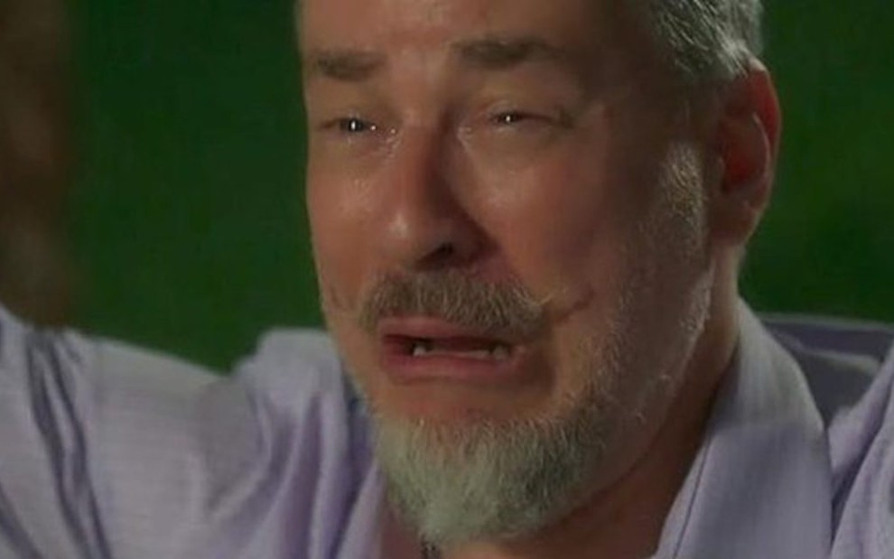 Eurico (Dan Stulbach) chora em cena da novela das nove da Globo, O Sétimo Guardião - Reprodução/TV Globo