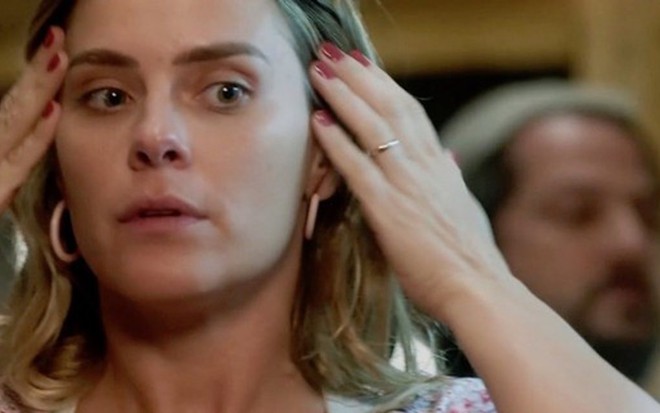 Afrodite (Carolina Dieckmann) em cena da novela; dona de casa ficará horrorizada com escândalo - Fotos: Reprodução/TV Globo
