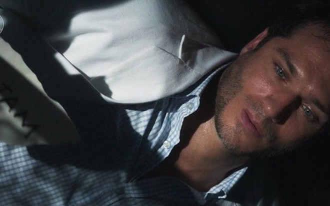 Aranha (Paulo Rocha) na cena em que morreu na novela das nove da Globo, exibida na última segunda (6) - Fotos: Reprodução/TV Globo