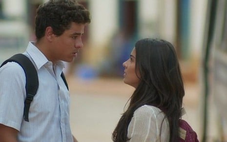 Maltoni (Matheus Abreu) em cena da novela das nove da Globo com a namorada, Elisa (Giullia Buscacio)  - Reprodução/TV Globo