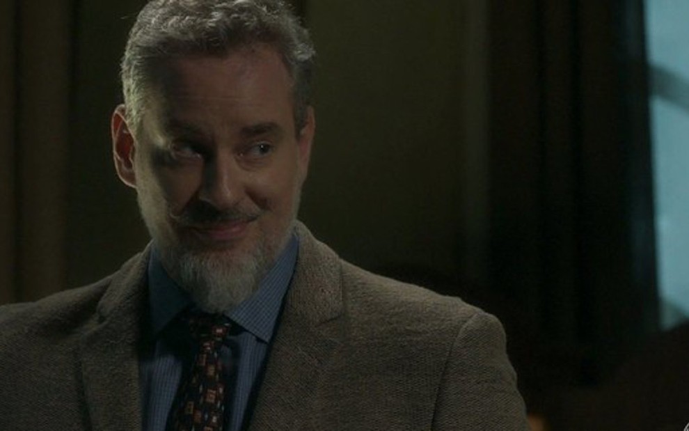 Eurico (Dan Stulbach) em cena da novela das nove; prefeito tentará impedir investigação no casarão - Reprodução/TV Globo