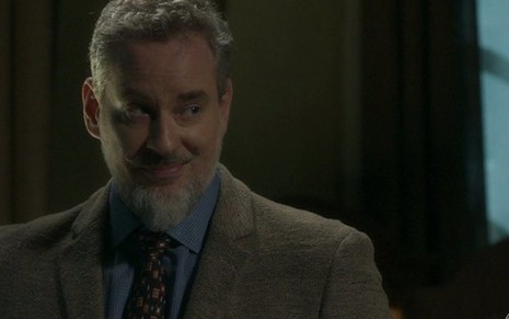 Eurico (Dan Stulbach) em cena da novela das nove; prefeito tentará impedir investigação no casarão - Reprodução/TV Globo