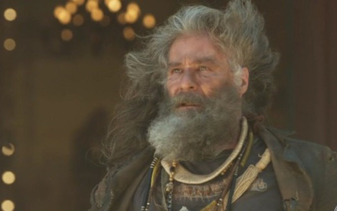 Feliciano (Leopoldo Pacheco) vai tomar banho, cortar os cabelos e aparar a barba na novela das nove - Reprodução/TV Globo