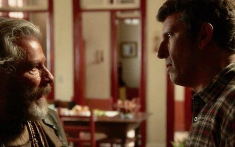 Feliciano (Leopoldo Pacheco) e Machado (Milhem Cortaz) vão morrer nas próximas semanas na novela da nove - Reprodução/TV Globo