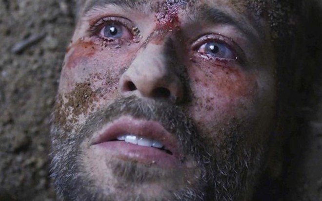 Gabriel (Bruno Gagliasso) em cena da novela das nove da Globo, quando se acidentou e foi enterrado vivo - Reprodução/TV Globo
