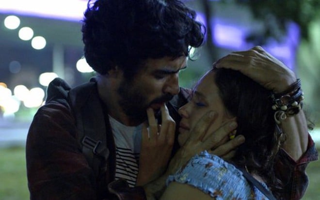Geandro (Caio Blat) em cena da novela das nove da Globo com Lourdes Maria (Bruna Linzmeyer) - Reprodução/TV Globo