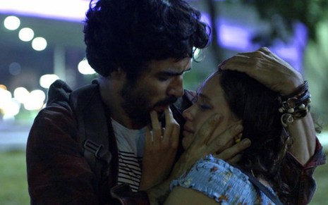 Geandro (Caio Blat) em cena da novela das nove da Globo com Lourdes Maria (Bruna Linzmeyer) - Reprodução/TV Globo