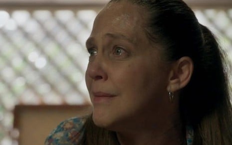 Judith (Isabela Garcia) em cena da novela das nove da Globo; além de assassina, governanta virou suicida - Fotos: Reprodução/TV Globo