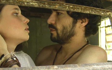 Lourdes Maria (Bruna Linzmeyer) terá cenas quentes com Geandro (Caio Blat) na novela das nove - Fotos: Reprodução/TV Globo