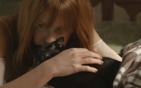 Luz (Marina Ruy Barbosa) ficará arrasada ao ver o gato León todo machucado na novela das nove - Fotos: Reprodução/TV Globo