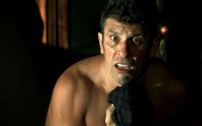 Machado (Milhem Cortaz) em cena da novela; delegado será chantageado por Valentina (Lilia Cabral)  - Reprodução/TV Globo