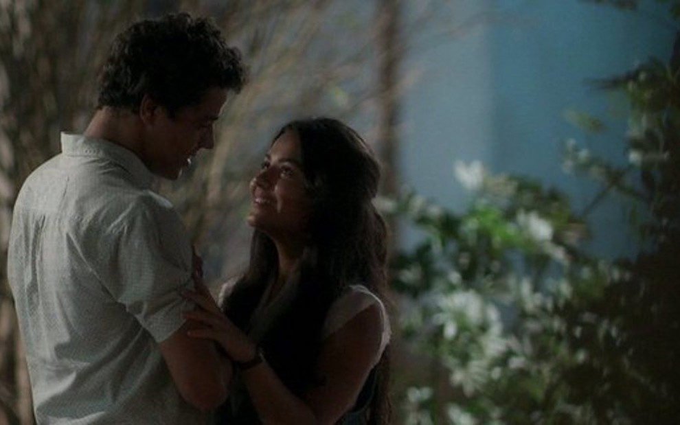 Maltoni (Matheus Abreu) e Elisa (Giulia Buscacio) vão travar uma guerra pelo amor na novela - Fotos: Reprodução/TV Globo