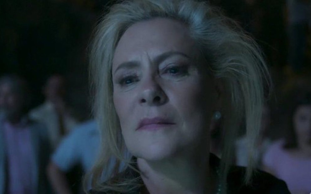 MIrtes (Elizabeth Savala) em cena da novela das nove da Globo; beata vai virar uma "bruxa do bem" - Reprodução/TV Globo