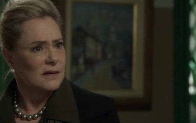 Mirtes (Elizabeth Savala) em cena da novela das nove da Globo; beata teve amante e é doida por ele - Reprodução/TV Globo