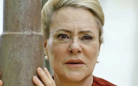 MIrtes (Elizabeth Savala) em cena da novela das nove da Globo; beata má vai dormir na frente da igreja - Reprodução/TV Globo