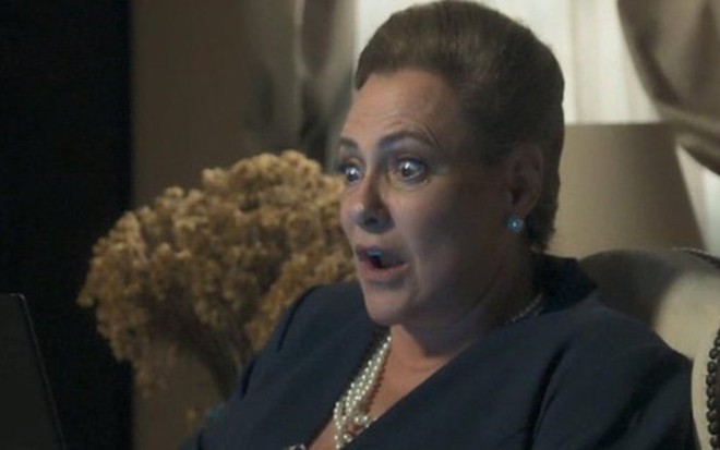 Mirtes (Elizabeth Savala) vai descobrir nudes da mulher do prefeito na novela das nove da Globo     - Reprodução/TV Globo