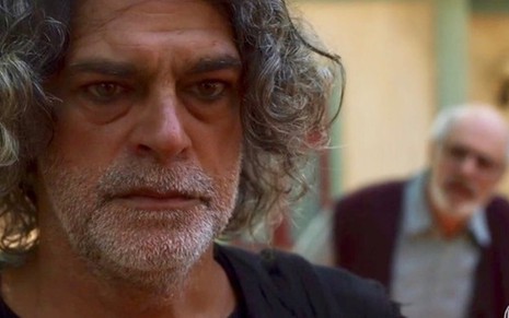 Murilo (Eduardo Moscovis) na cena em que apareceu diante de Sóstenes (Marcos Caruso) após 20 anos - Reprodução/TV Globo