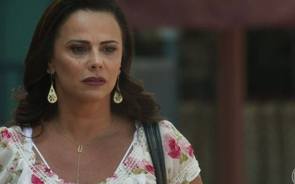 Neide (Viviane Araújo) em cena da novela das nove; cabeleireira reconhecerá o pai de sua filha - Fotos: Reprodução/TV Globo