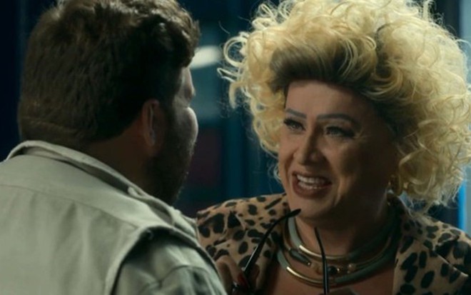 Peçanha (Felipe Hintze) em cena com Marcos Paulo (Nany People) na novela O Sétimo Guardião - Reprodução/TV Globo