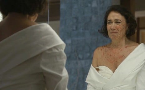 Valentina (Lilia Cabral) na cena em que chorou após ser atacada por León no começo da novela - Reprodução/TV Globo