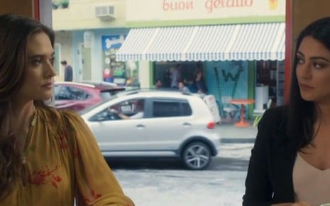 Marocas (Juliana Paiva) em cena da novela das sete da Globo com Waleska (Carol Castro) - Reprodução/TV Globo