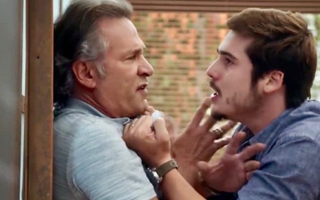 Livaldo (Nelson Freitas) vai retirar o processo contra Samuca (Nicolas Prattes) na novela das sete - Reprodução/TV Globo