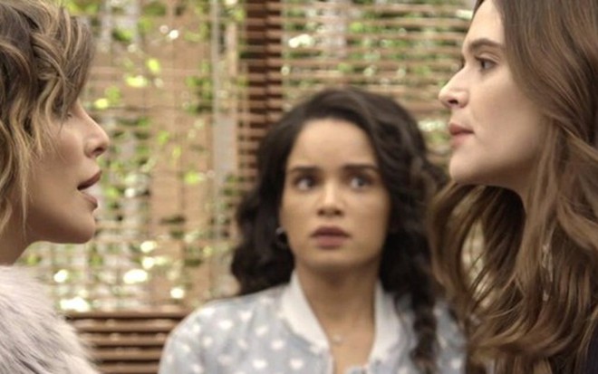 Betina (Cleo) tentará demitir Marocas (Juliana Paiva) e depois de briga lhe dará tapa na cara - Fotos: REPRODUÇÃO/TV GLOBO