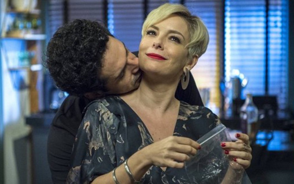 Regiane Alves (Mariacarla) contracena com João Baldasserini (Emílio) em O Tempo Não Para - Estevam Avellar/TV Globo