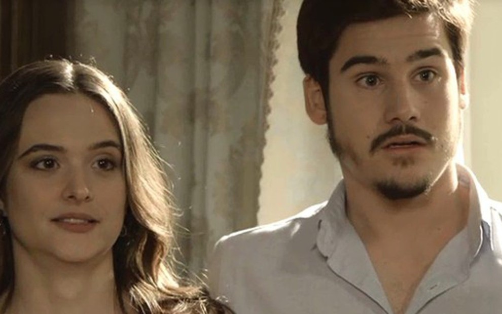 Juliana Paiva e Nicolas Prattes em cena da novela O Tempo Não Para como o casal Marocas e Samuca  - Reprodução/TV Globo