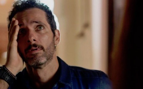 Ali (Mouhamed Harfouch) em cena da novela das seis; comerciante vai ter de aceitar farsa inventada pelo avô - Reprodução/TV Globo