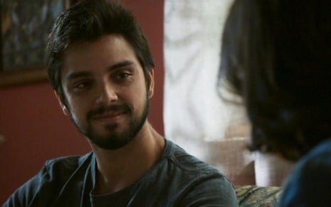 Bruno (Rodrigo Simas) na cena em que se declarou para Laila (Julia Dalavia) na semana passada - Fotos: Reprodução/TV Globo