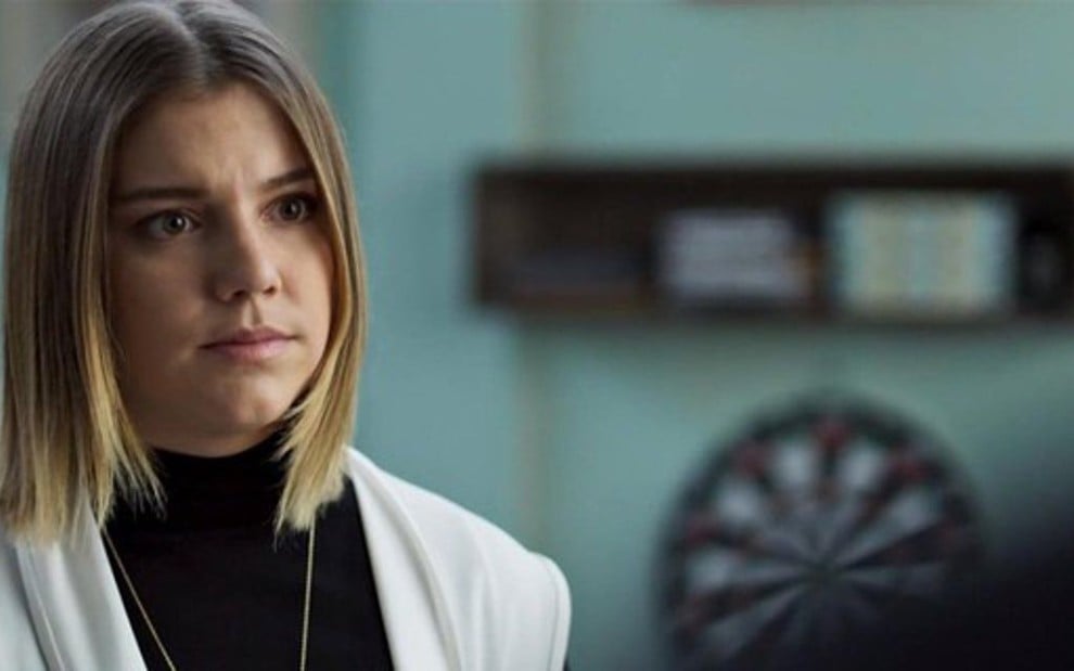 Dalila (Alice Wegmann) em cena da novela das seis; libanesa vai chorar ao ver mocinho em leito de hospital - Reprodução/TV Globo