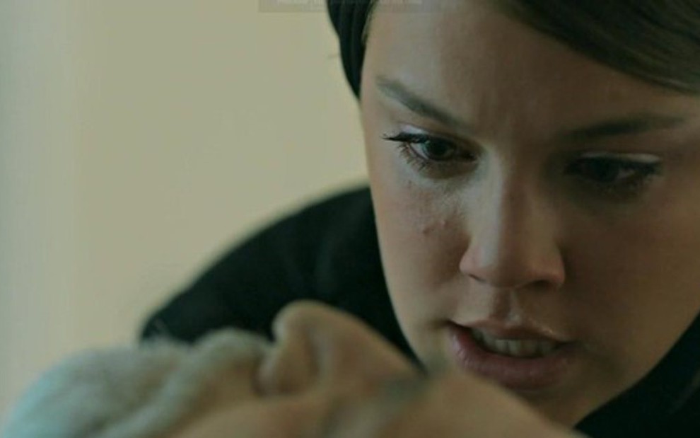 Dalila (Alice Wegmann) na cena em que ela jurou se vingar diante do corpo do pai, Aziz (Herson Capri) - Reprodução/TV Globo