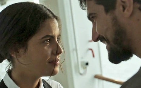 Laila (Julia Dalavia) e Jamil (Renato Góes) em cena da novela das seis da Globo, Órfãos da Terra - Reprodução/TV Globo
