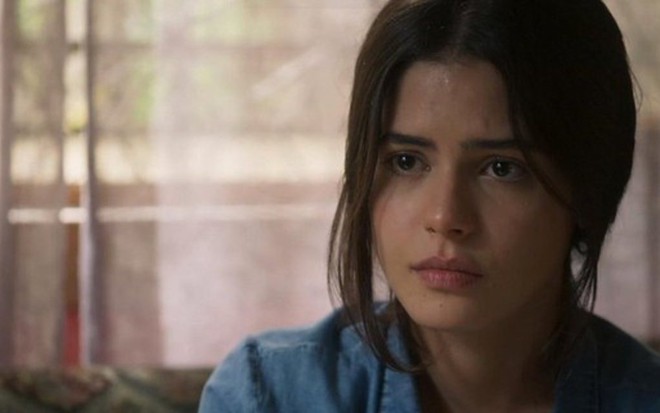 Laila (Julia Dalavia) em cena da novela das seis da Globo; mocinha guardará segredo sobre traição do pai  - Reprodução/TV Globo