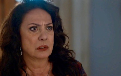 Rania (Eliane Giardini) em cena da novela das seis da Globo; dona de casa terá atitude suspeita após crime - Reprodução/TV Globo