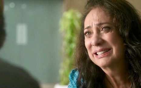 Rania (Eliane Giardini) em cena da novela das seis da Globo; dona de casa ficará devastada com roubo - Reprodução/TV Globo