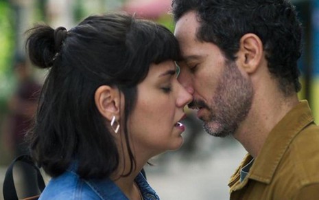 Sara (Verônica Debom) vai reviver a cena do primeiro beijo com Ali (Mouhamed Harfouch) na novela das seis - Reprodução/TV Globo