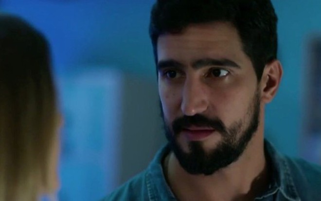 Renato Góes (Jamil) contracena com Alice Wegmann (Dalila) na novela das seis da Globo, Órfãos da Terra - Reprodução/TV Globo