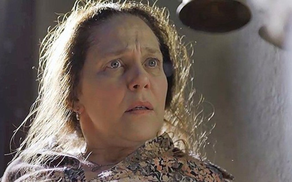 Judith (Isabela Garcia) em cena da novela das nove da Globo; governanta paga o pato de matança sem sentido - Reprodução/TV Globo