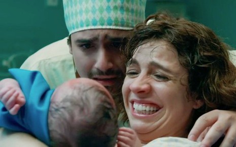 Pedro (George Sauma) e Taís (Renata Gaspar) no parto da filha do casal, Lia, que irá ao ar na estreia - Reprodução/TV Globo