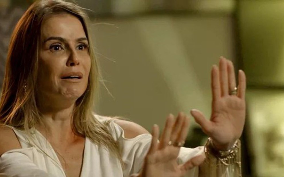 Karola (Deborah Secco) em cena da novela das nove; perua vai ter surto após revelação de segredo - Reprodução/TV Globo