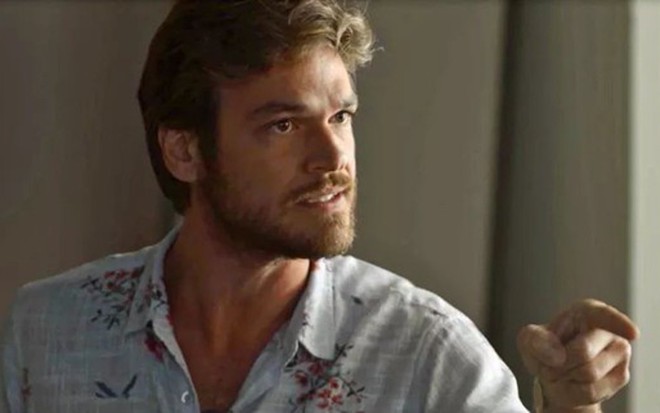 Beto Falcão (Emilio Dantas) em cena; cantor ficará fora de si com a revelação do roubo de bebê  - Reprodução/TV Globo