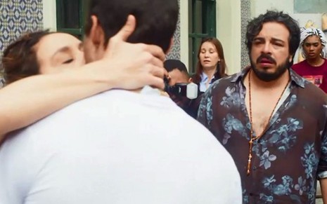 Gorete (Thalita Carauta) vai beijar Tomé (Pablo Morais) na frente de Clóvis (Luis Lobianco) na trama - Fotos: Reprodução/TV Globo
