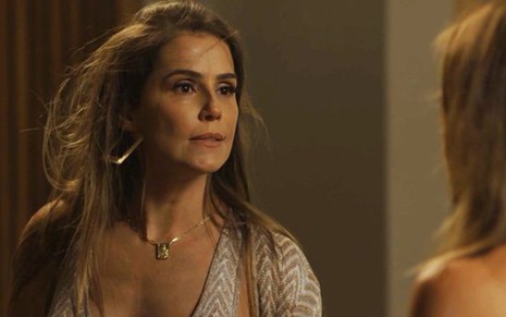 Karola (Deborah Secco) vai revidar tapa da comparsa e dizer que não tem medo dela na novela - Fotos: Reprodução/TV Globo